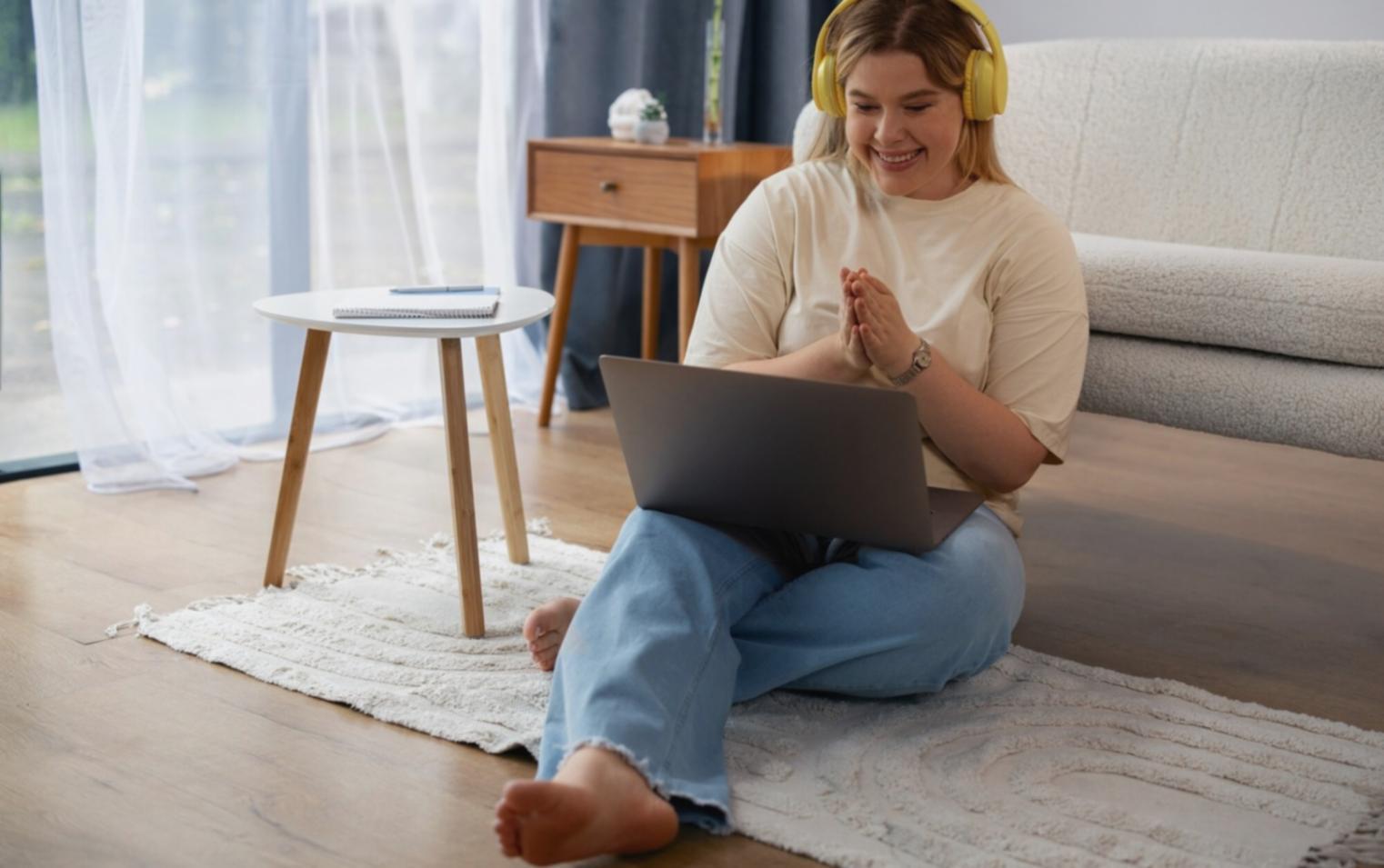 Estudiantes participando en sesión práctica de análisis financiero con ordenadores